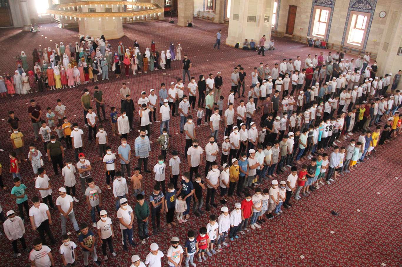 Adana'da yüzlerce çocuk "Hayat Namazla Güzeldir" etkinliğine katıldı